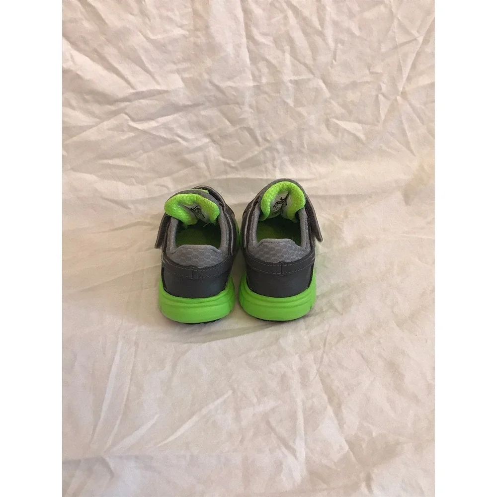 Baby‎ nike shoes size 4
